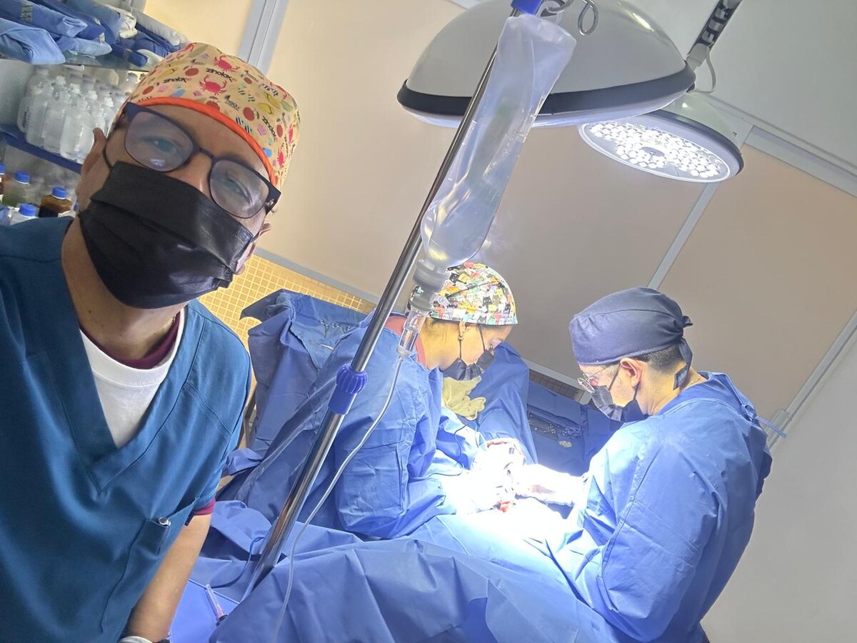 Equipo médico de la Unidad Médica Quirúrgica Zamiled durante una cirugía